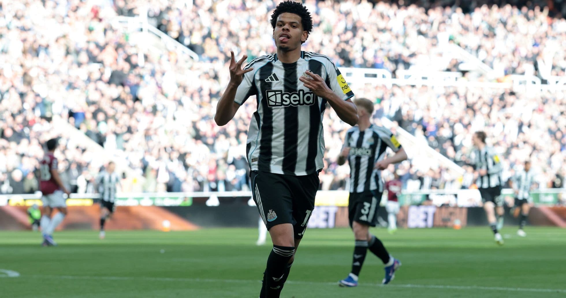 Jugador de Newcastle celebrando un gol Jugador de Newcastle celebrando un gol