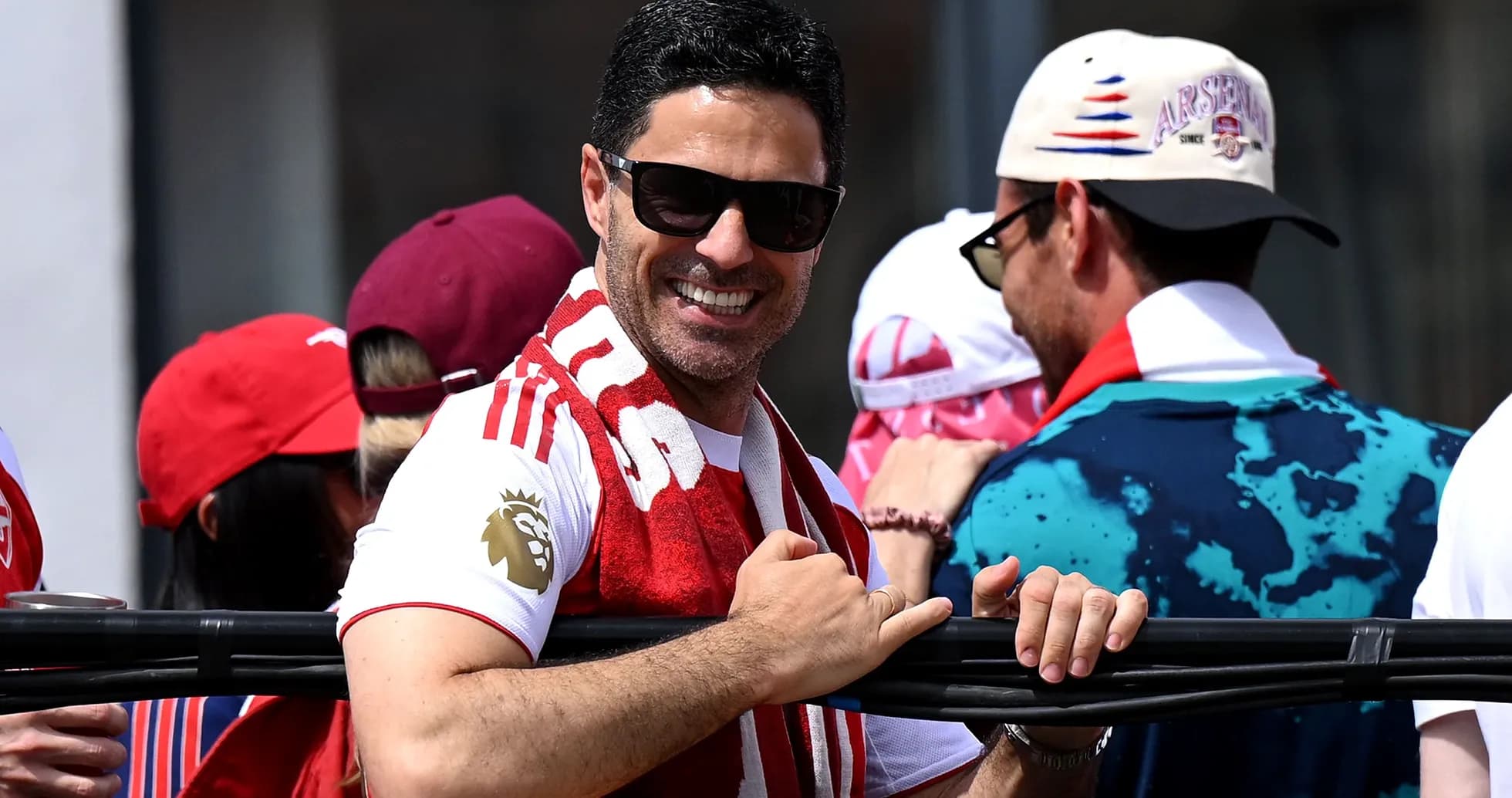 Hombre con gafas de sol y bufanda en celebración Hombre con gafas de sol y bufanda en celebración