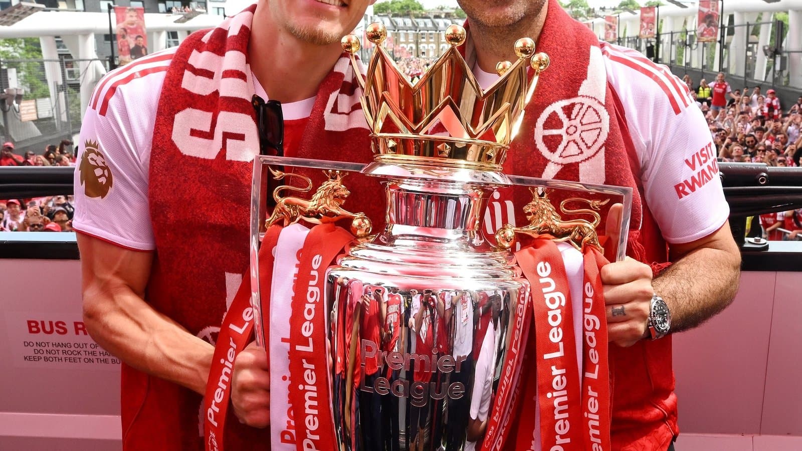 Jugadores celebrando con trofeo de Premier League Jugadores celebrando con trofeo de Premier League