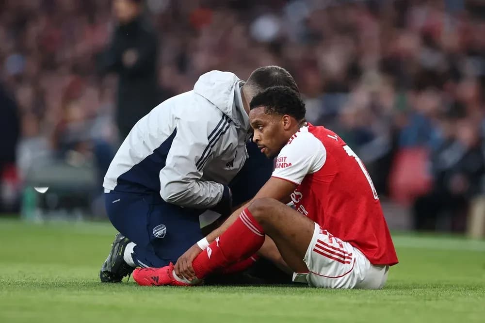 Jugador de Arsenal siendo atendido por el médico Jugador de Arsenal siendo atendido por el médico