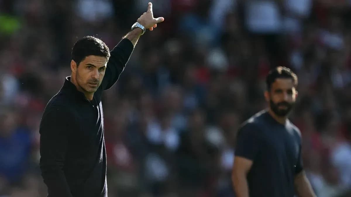 Entrenador señalando durante un partido de fútbol Entrenador señalando durante un partido de fútbol