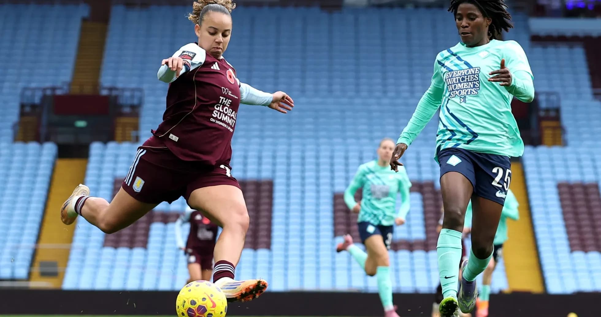 Jugadora de Aston Villa en acción durante el partido Jugadora de Aston Villa en acción durante el partido