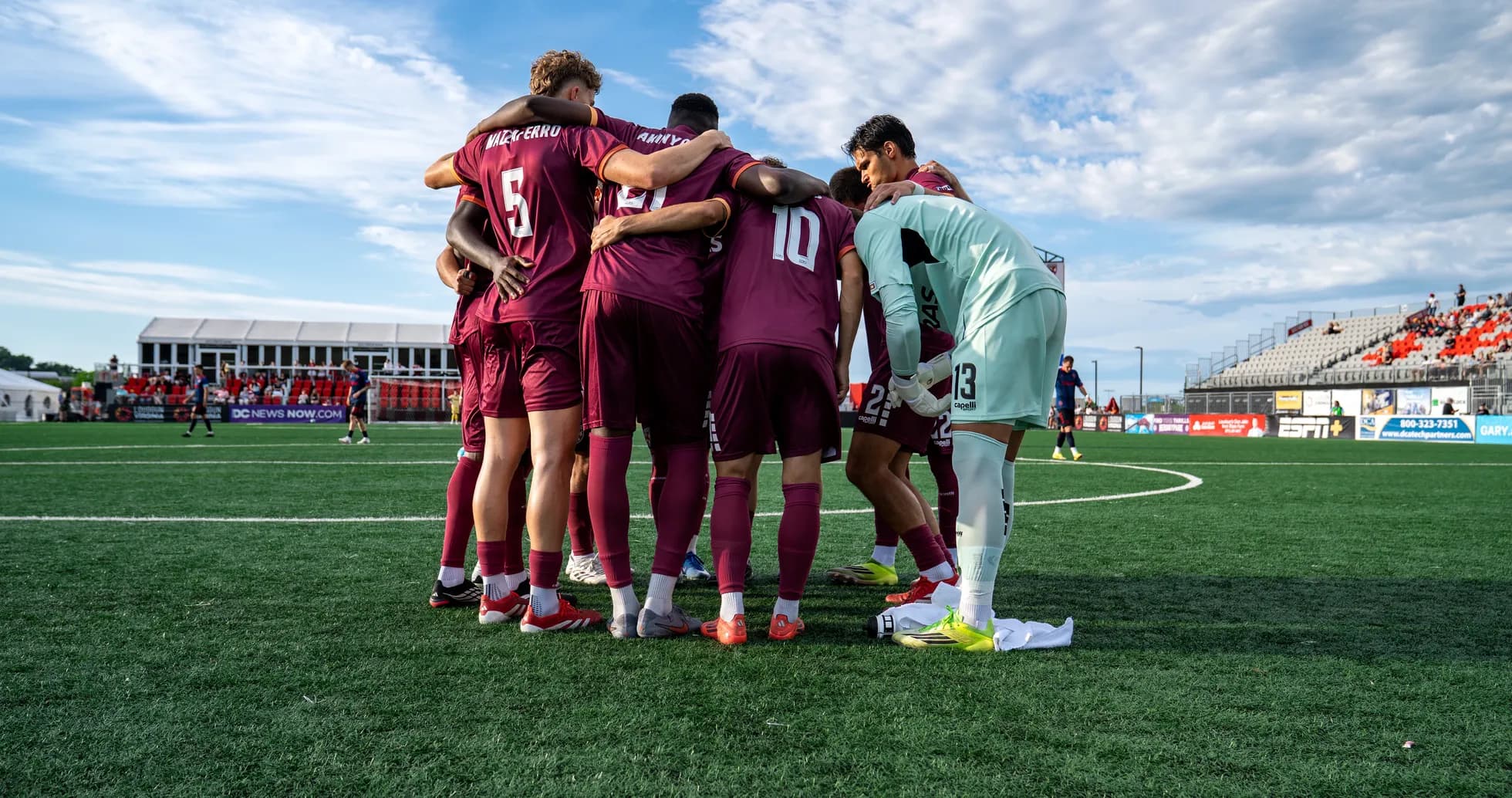Jugadores de Loudoun United en círculo antes del partido Jugadores de Loudoun United en círculo antes del partido