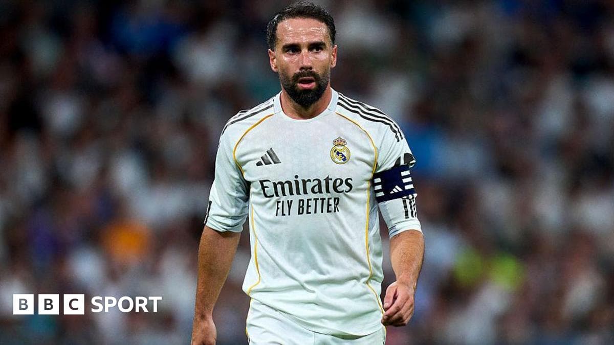 Jugador de Real Madrid con camiseta blanca en el campo Jugador de Real Madrid con camiseta blanca en el campo