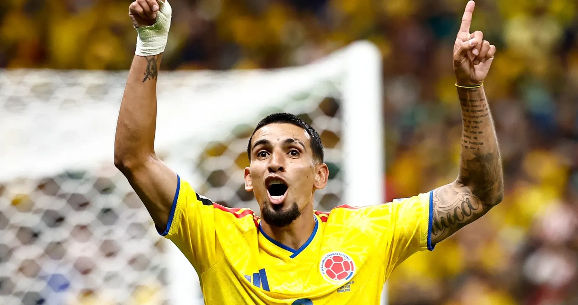 Jugador colombiano celebrando con el dedo levantado Jugador colombiano celebrando con el dedo levantado
