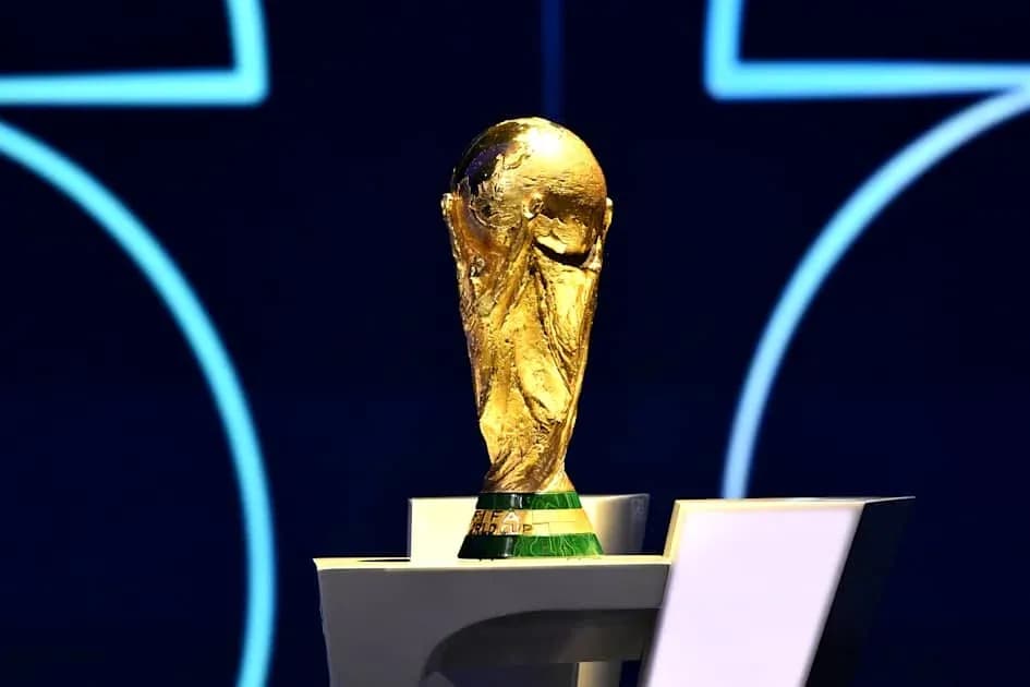 Trofeo de la Copa del Mundo sobre pedestal Trofeo de la Copa del Mundo sobre pedestal