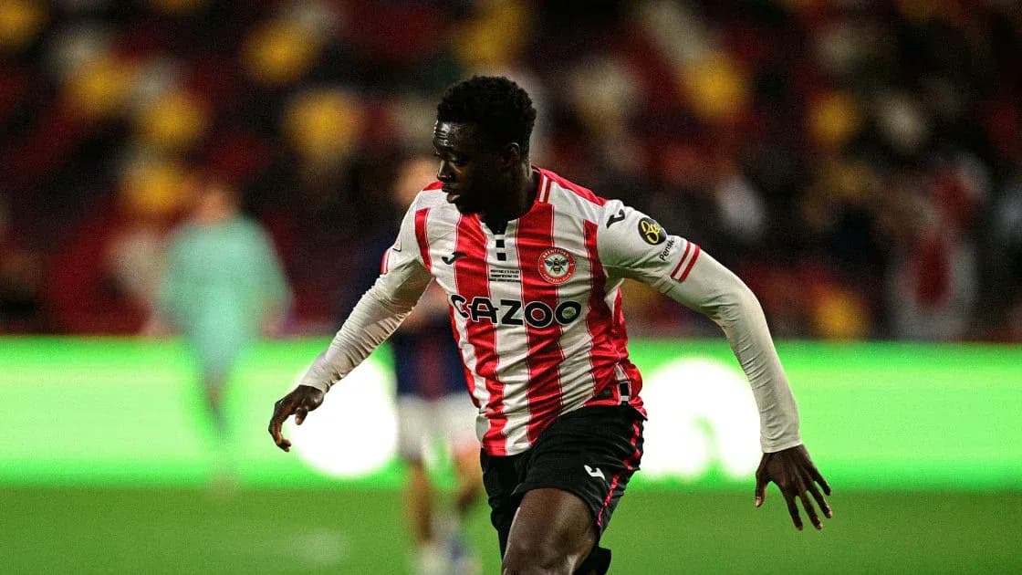 Jugador de Brentford corriendo durante un partido Jugador de Brentford corriendo durante un partido