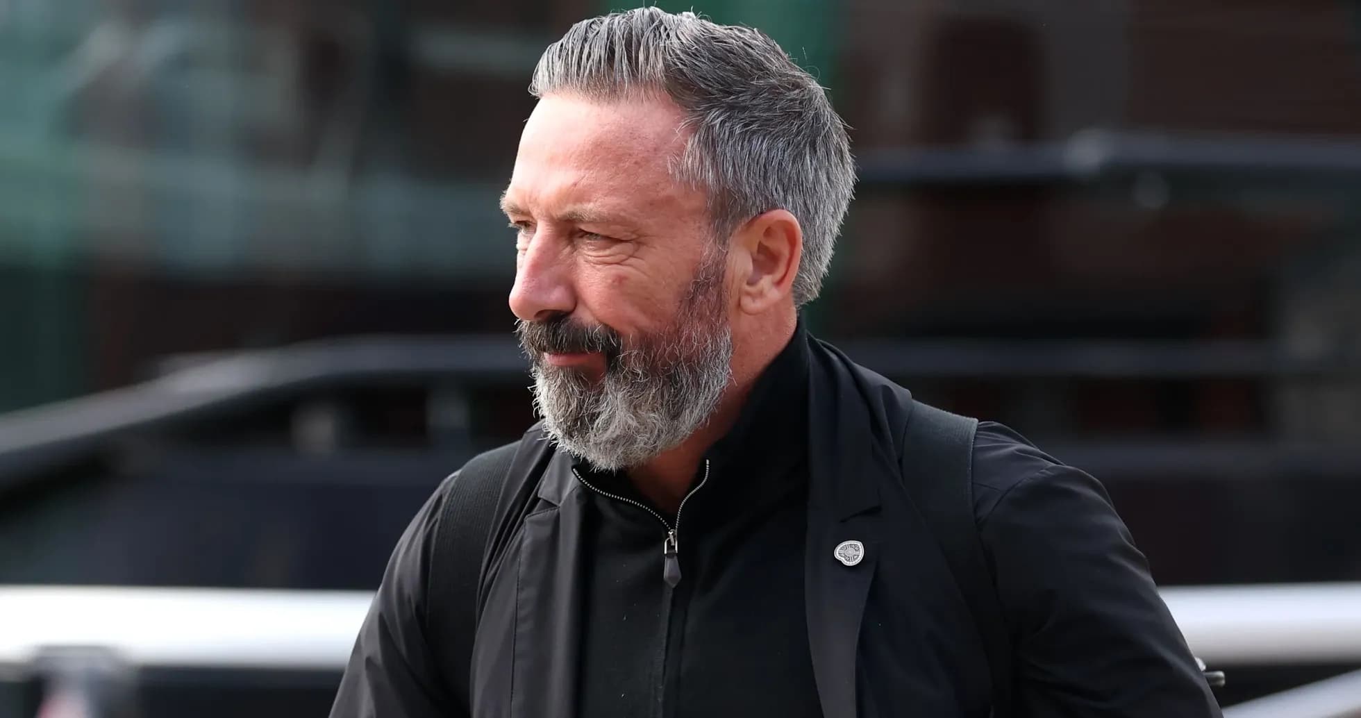 Hombre con barba y cabello canoso caminando Hombre con barba y cabello canoso caminando