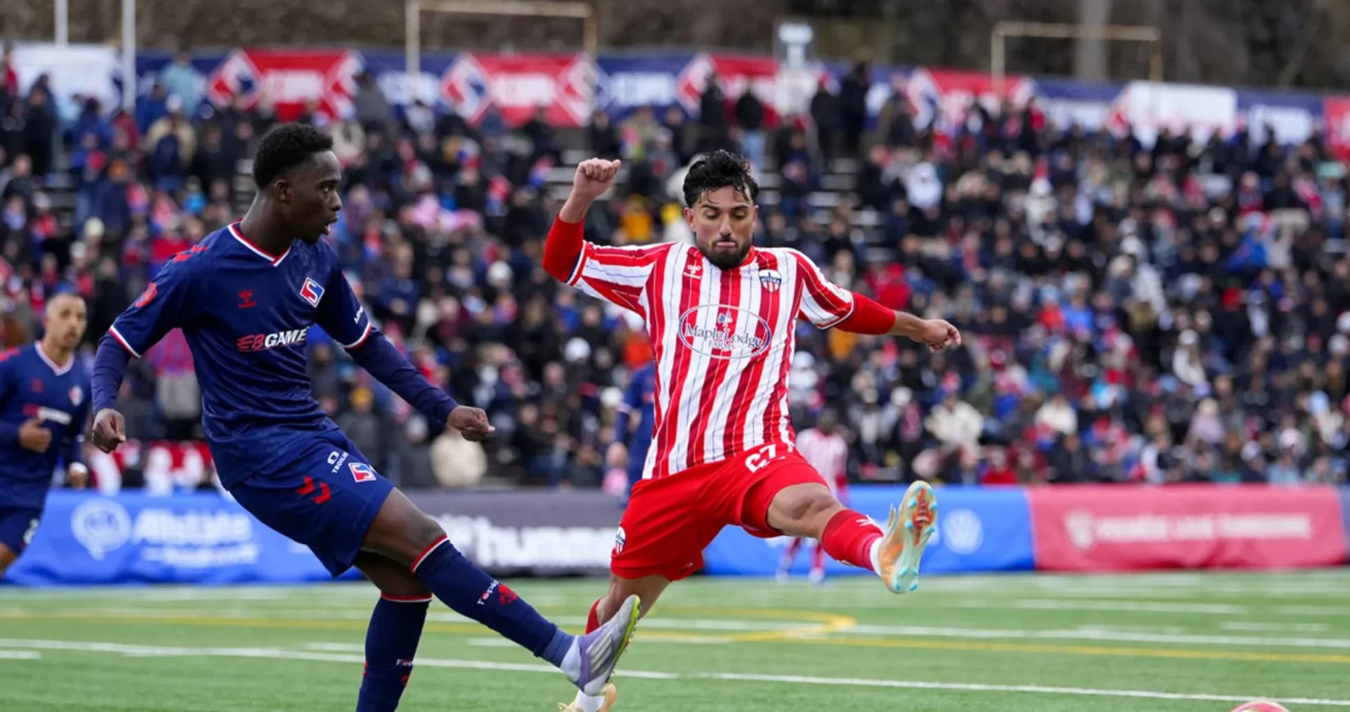 Jugador de Atlético Ottawa en acción Jugador de Atlético Ottawa en acción