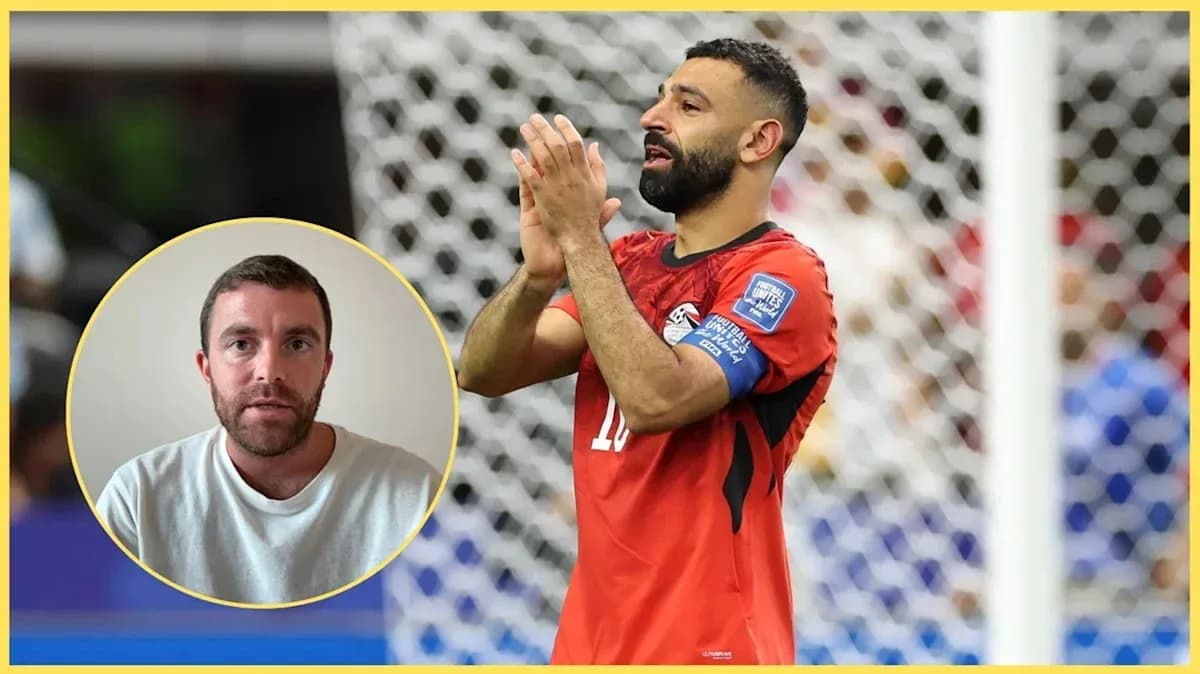 Jugador de Egipto aplaudiendo en partido de fútbol Jugador de Egipto aplaudiendo en partido de fútbol