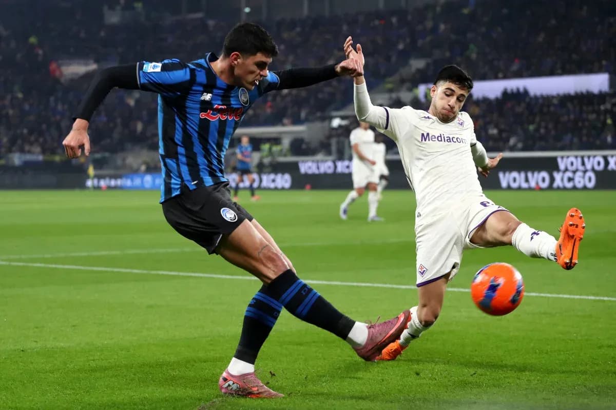 Jugador de Atalanta desafiando a jugador de Fiorentina Jugador de Atalanta desafiando a jugador de Fiorentina