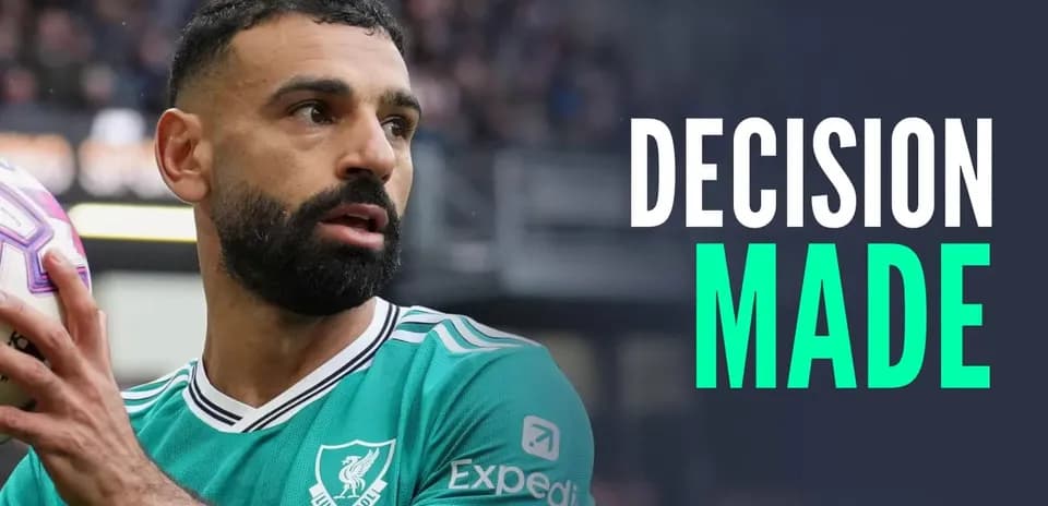 Jugador sosteniendo el balón durante un partido Jugador sosteniendo el balón durante un partido