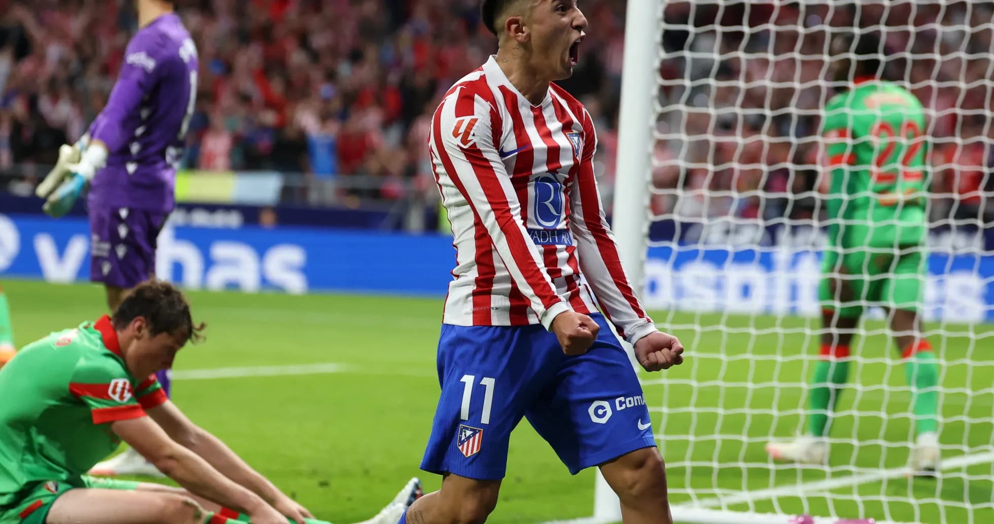 Jugador de Atlético celebra un gol Jugador de Atlético celebra un gol