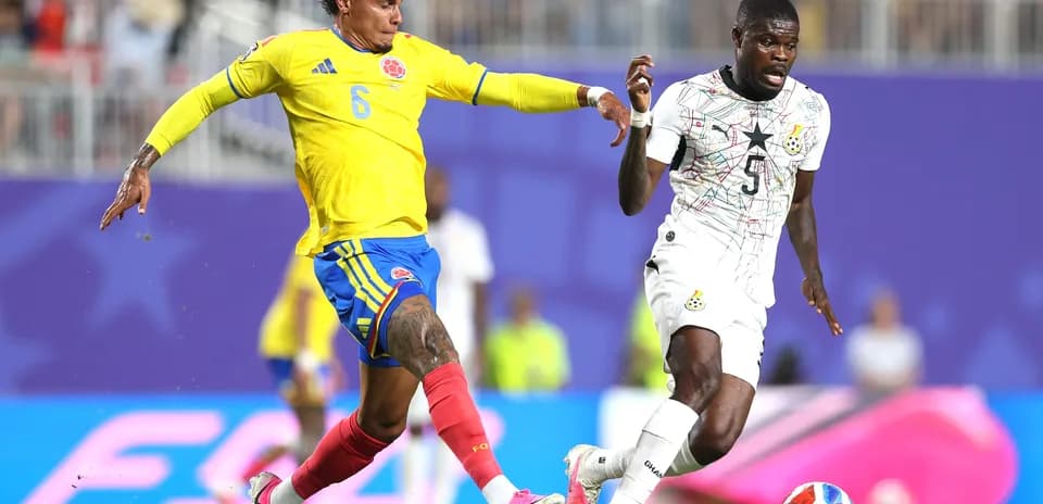 Jugador colombiano persiguiendo a jugador ghanés Jugador colombiano persiguiendo a jugador ghanés