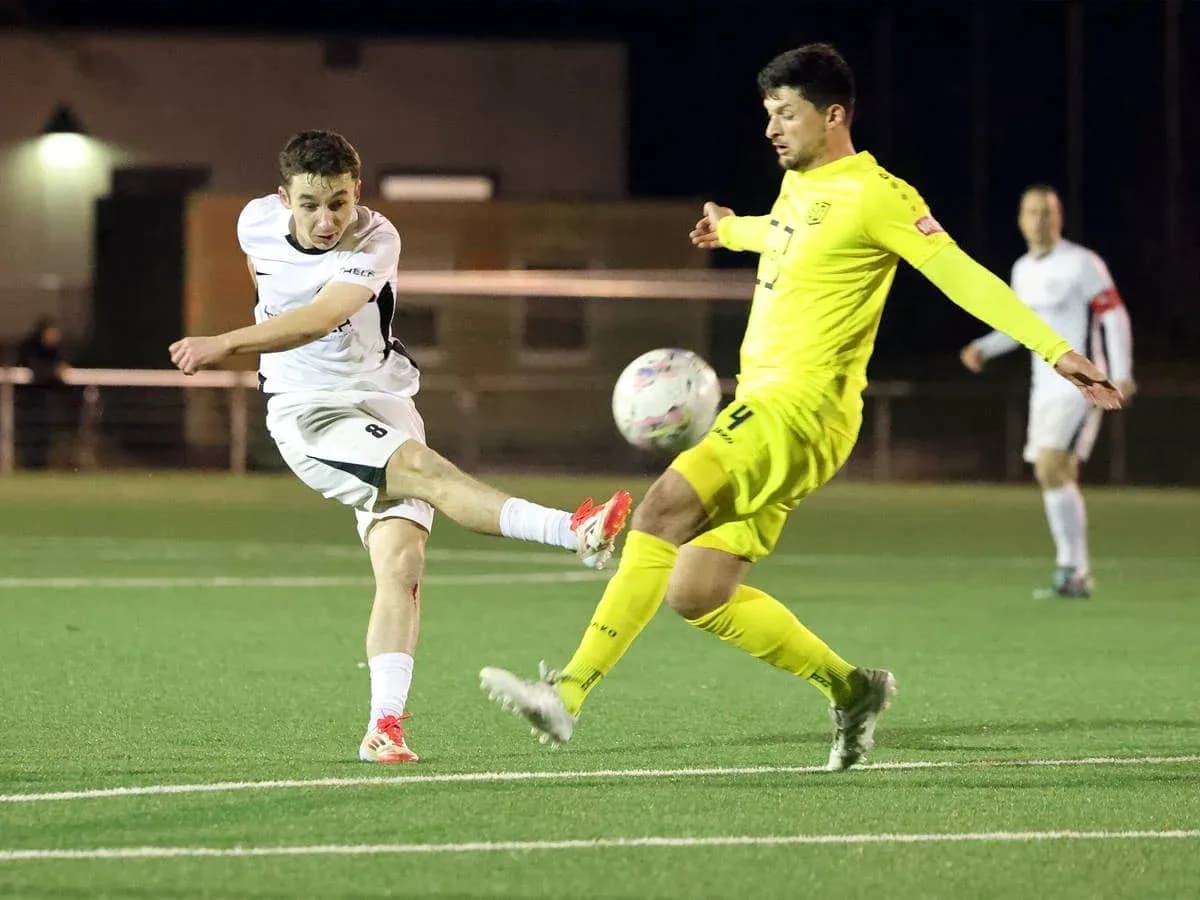 Jugador dispara a puerta en partido de fútbol Jugador dispara a puerta en partido de fútbol