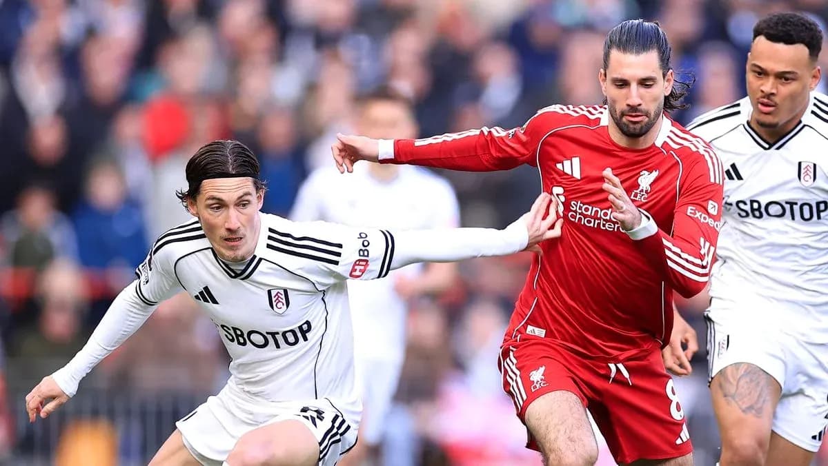 Jugadores de Fulham y Liverpool compiten por el balón Jugadores de Fulham y Liverpool compiten por el balón