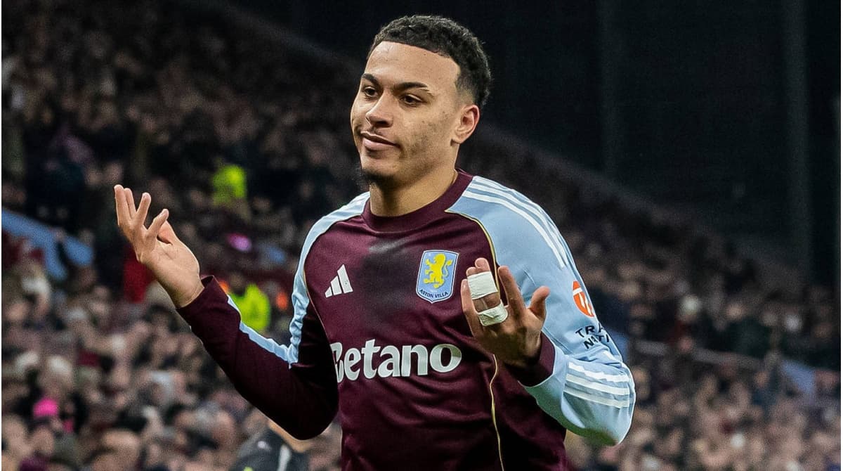 Jugador de Aston Villa gesticulando en el campo Jugador de Aston Villa gesticulando en el campo