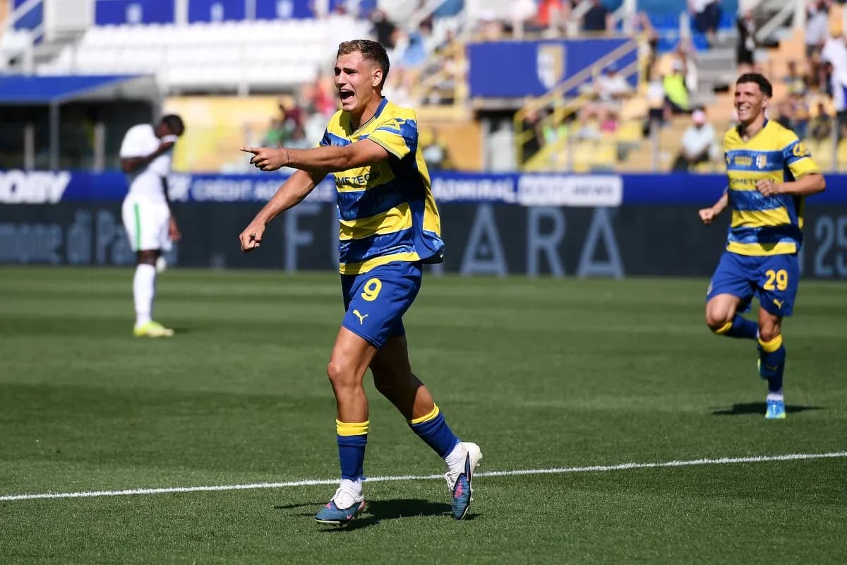 Jugador de Parma celebra un gol en el campo Jugador de Parma celebra un gol en el campo