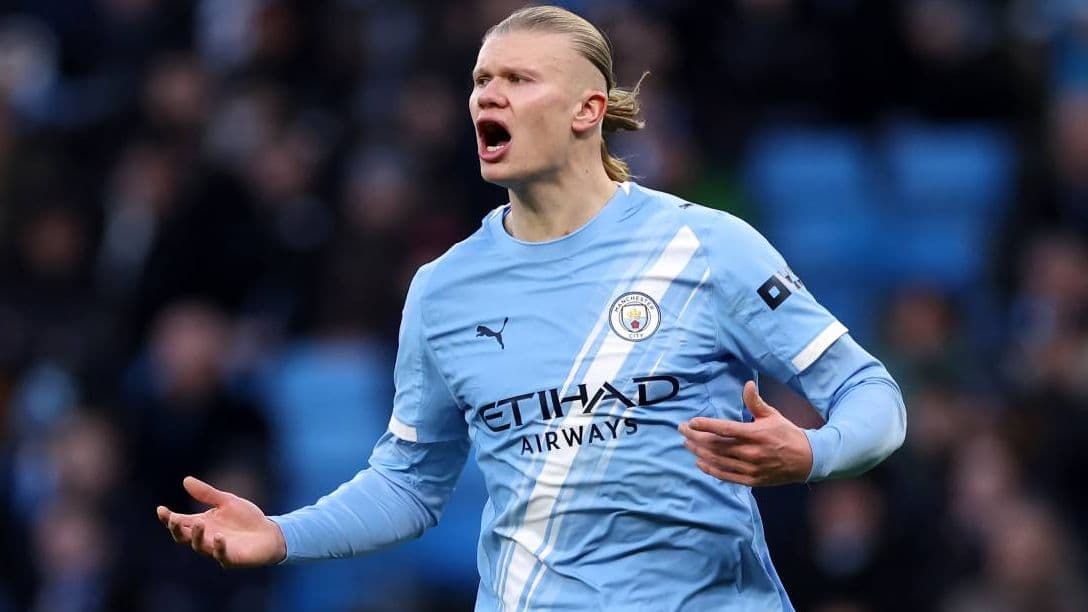 Jugador de Manchester City protestando en el campo Jugador de Manchester City protestando en el campo