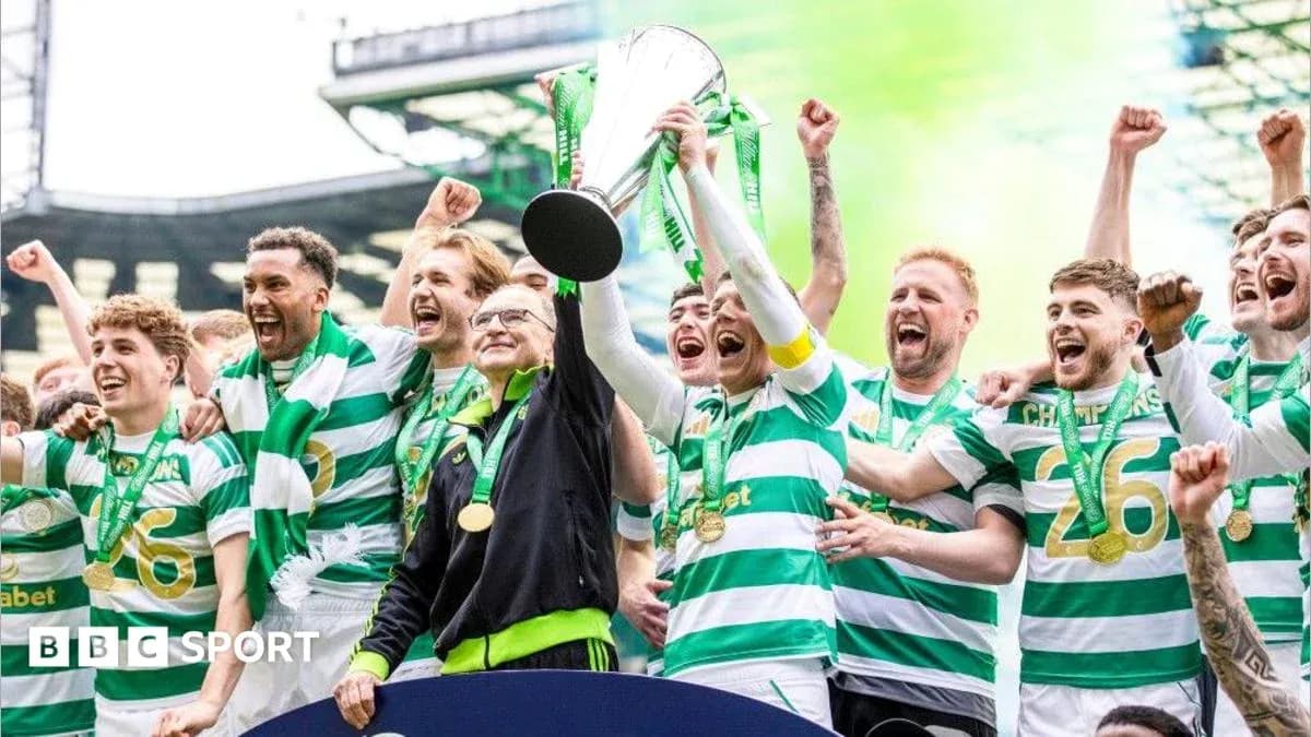 Jugadores de Celtic celebrando con el trofeo Jugadores de Celtic celebrando con el trofeo