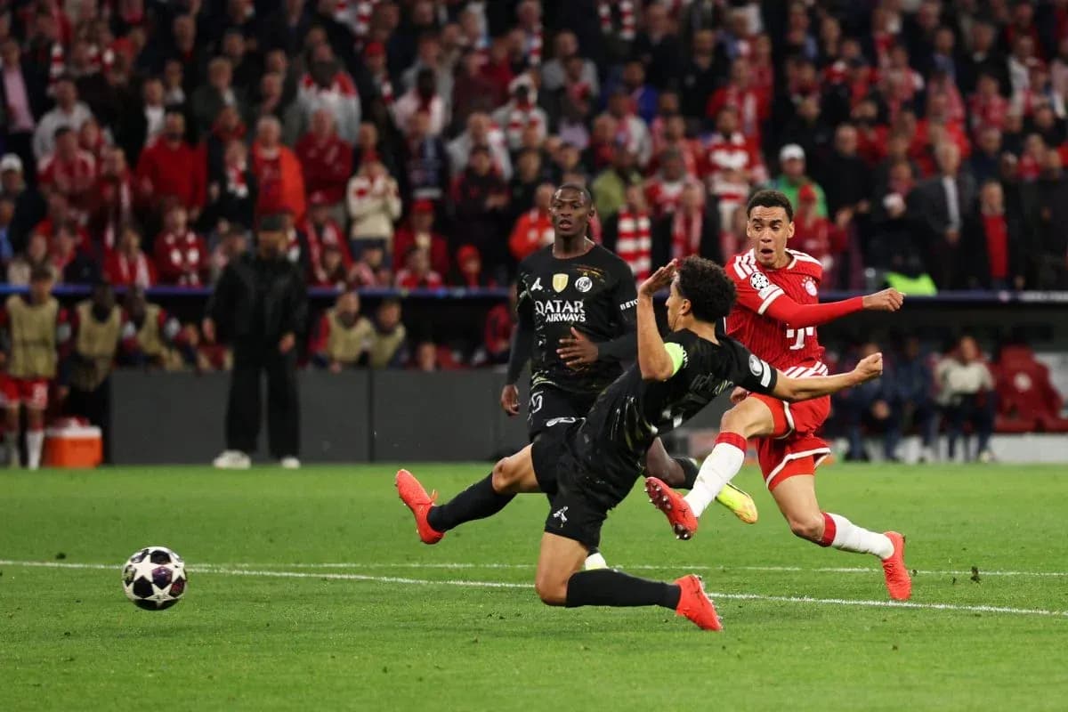 Acción de un jugador de Bayern München en el partido Acción de un jugador de Bayern München en el partido