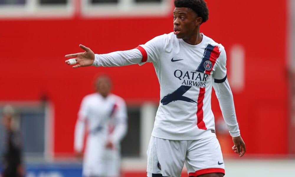 Jugador de PSG señalando en el campo de juego Jugador de PSG señalando en el campo de juego