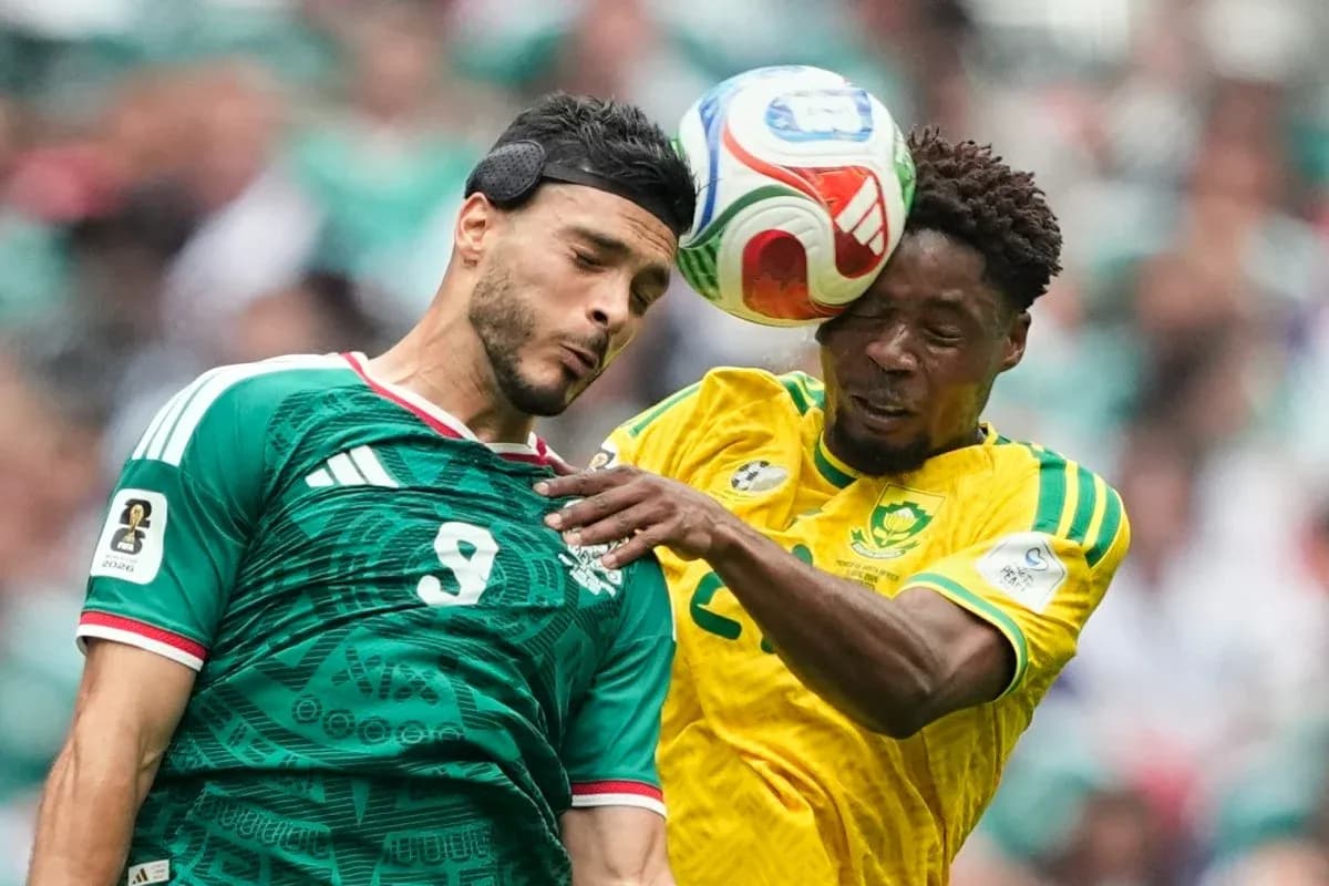 Jugador de México y Sudáfrica disputando el balón Jugador de México y Sudáfrica disputando el balón