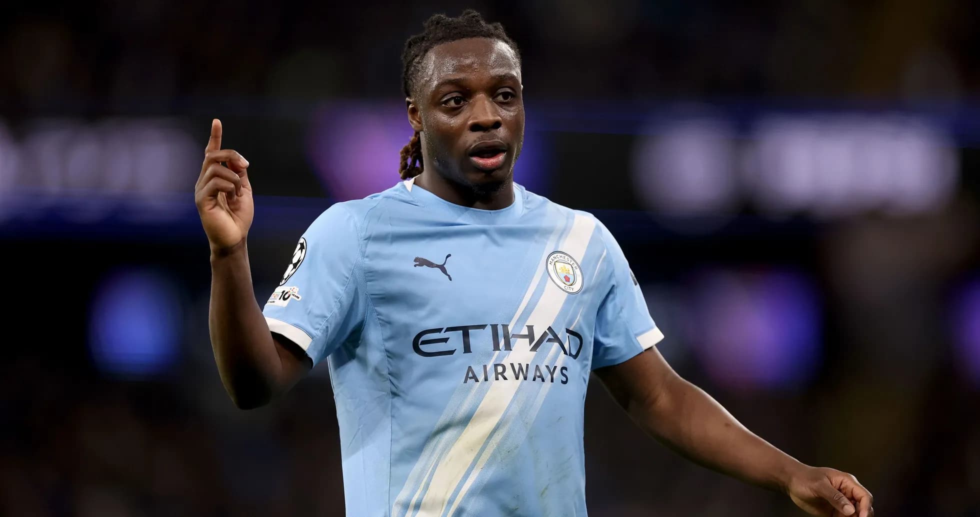 Jugador de Manchester City señalando durante partido Jugador de Manchester City señalando durante partido