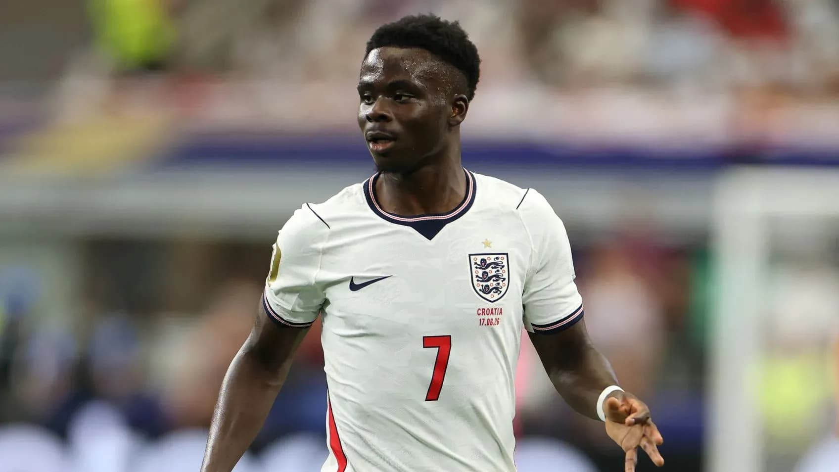Jugador de Inglaterra con camiseta blanca en acción Jugador de Inglaterra con camiseta blanca en acción