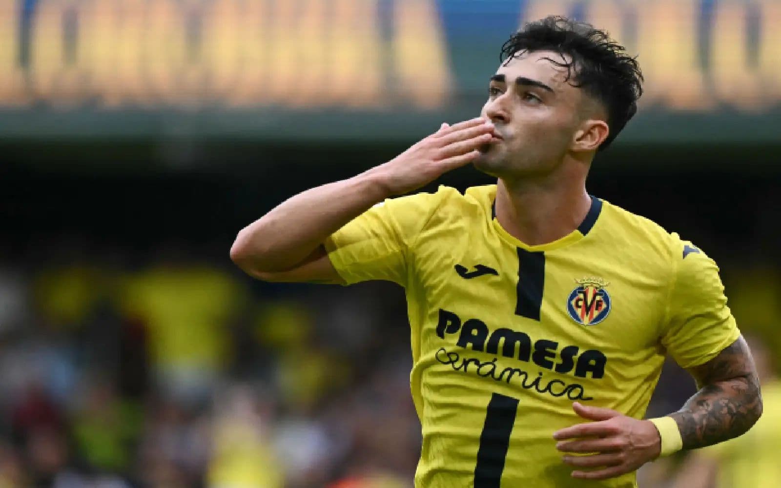 Jugador del Villarreal celebrando un gol Jugador del Villarreal celebrando un gol