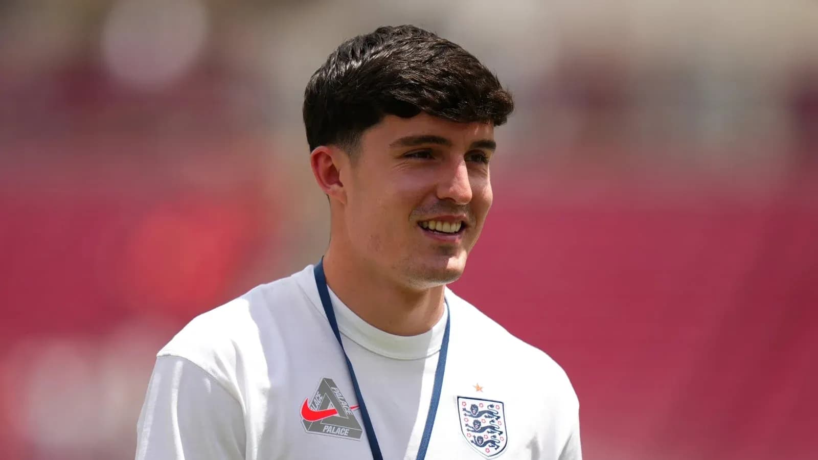 Jugador de Inglaterra sonriendo en el campo Jugador de Inglaterra sonriendo en el campo