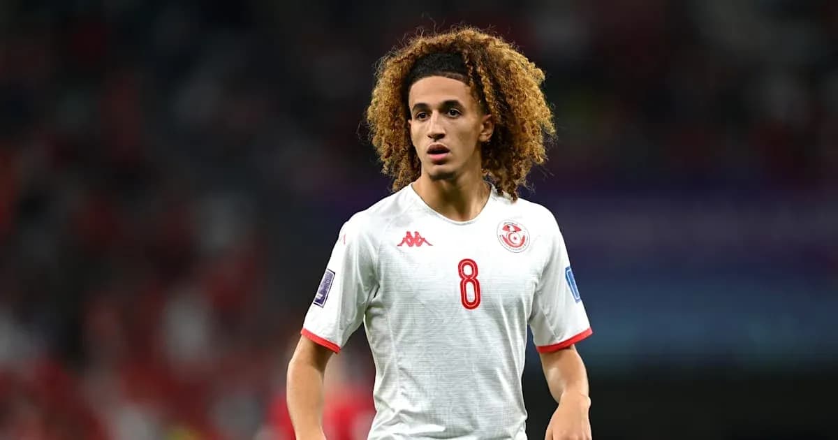 Jugador de Túnez con camiseta blanca en el campo Jugador de Túnez con camiseta blanca en el campo