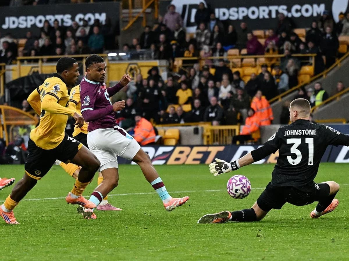 Jugador de Burnley frente al portero de Wolves Jugador de Burnley frente al portero de Wolves