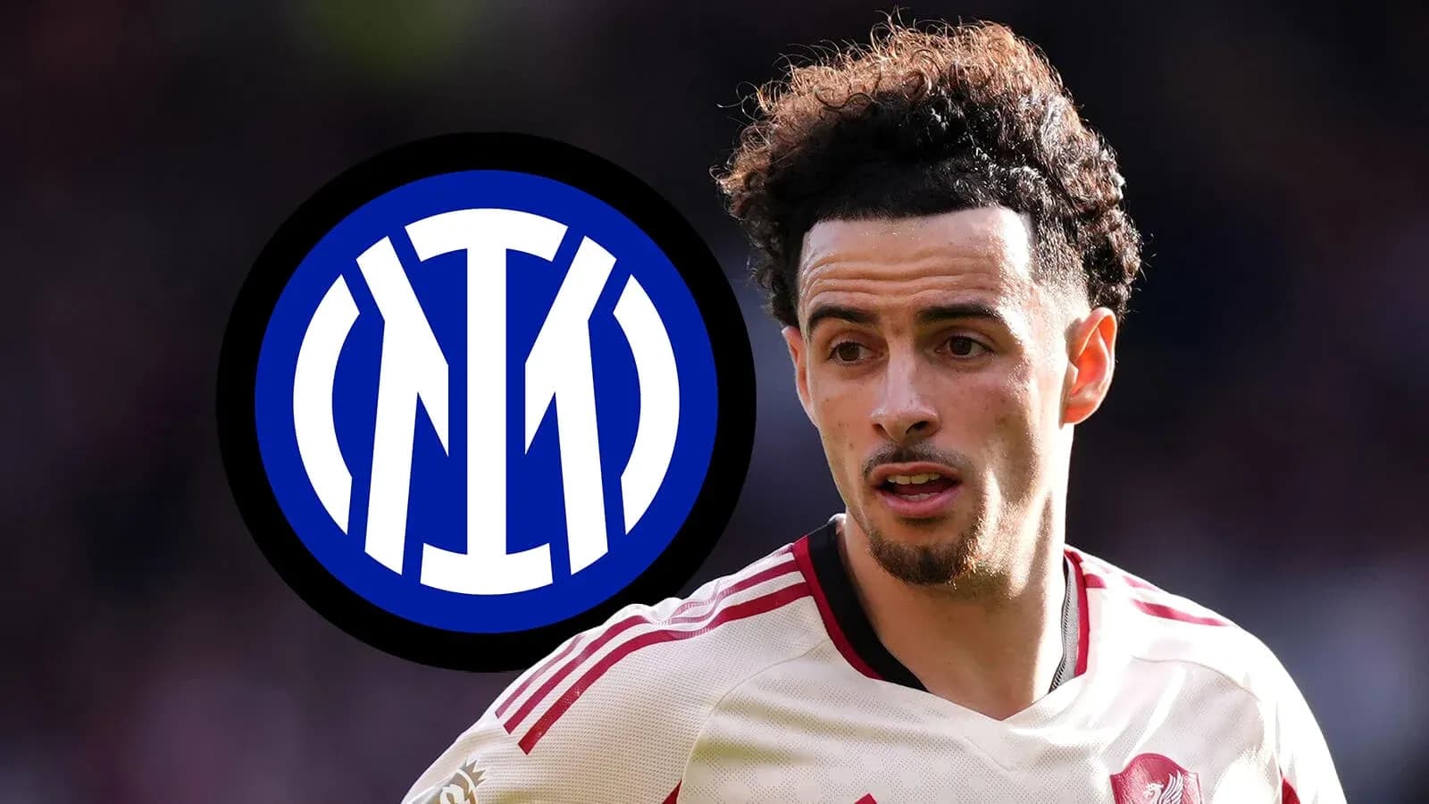 Jugador con camiseta de equipo frente a logo de Inter Jugador con camiseta de equipo frente a logo de Inter