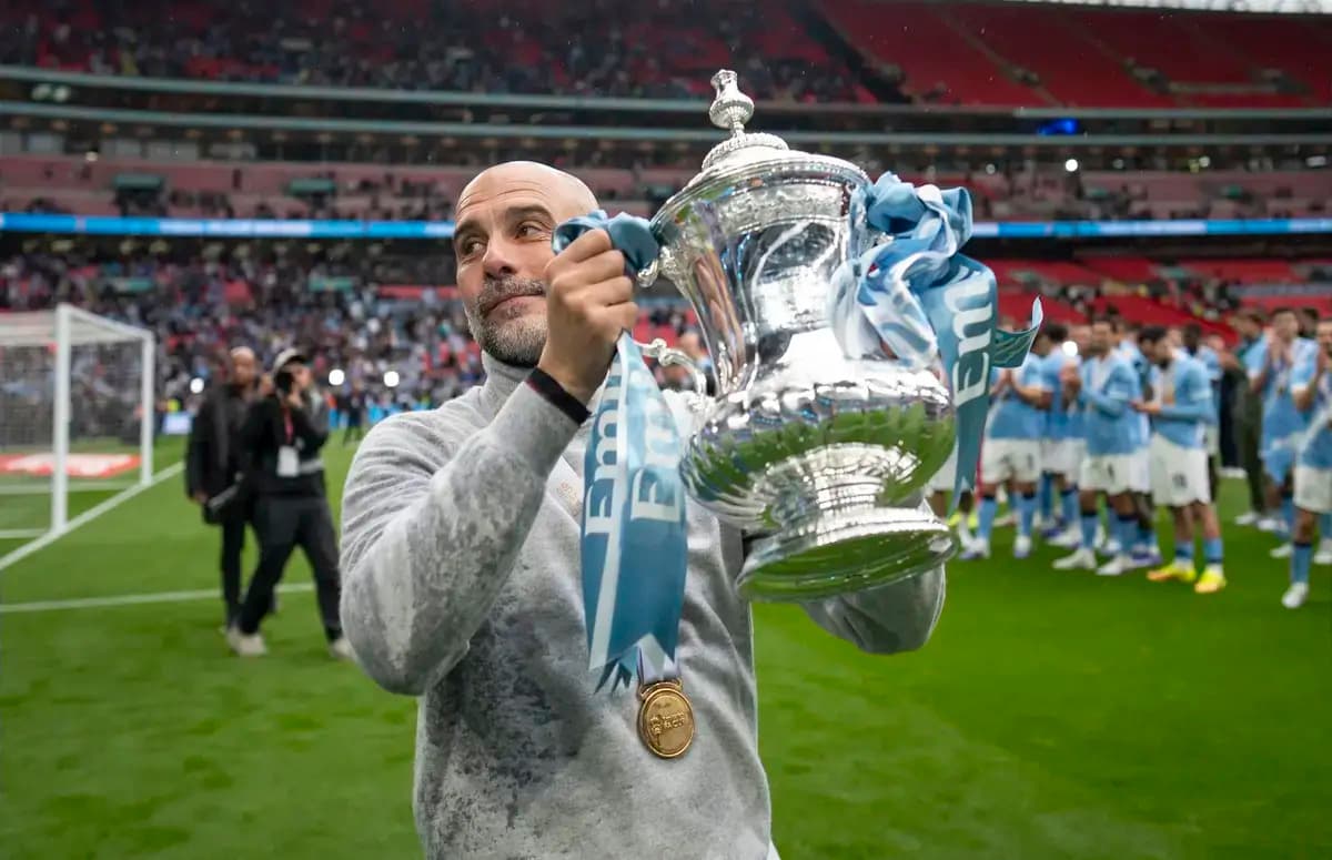 Entrenador levantando trofeo en Wembley Entrenador levantando trofeo en Wembley