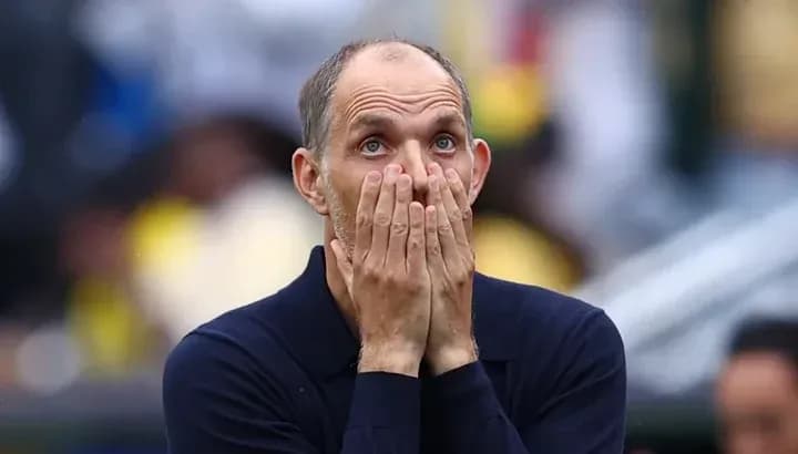 Entrenador con manos en la cara durante el partido Entrenador con manos en la cara durante el partido