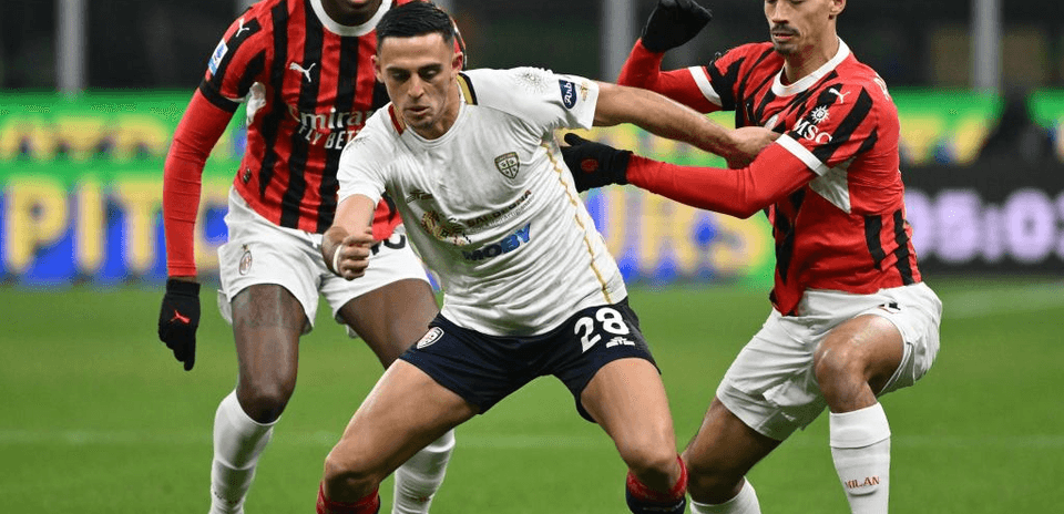 Jugadores de AC Milan y Cagliari disputando el balón Jugadores de AC Milan y Cagliari disputando el balón