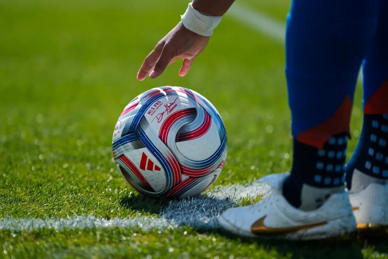 Balón de fútbol en el campo Balón de fútbol en el campo