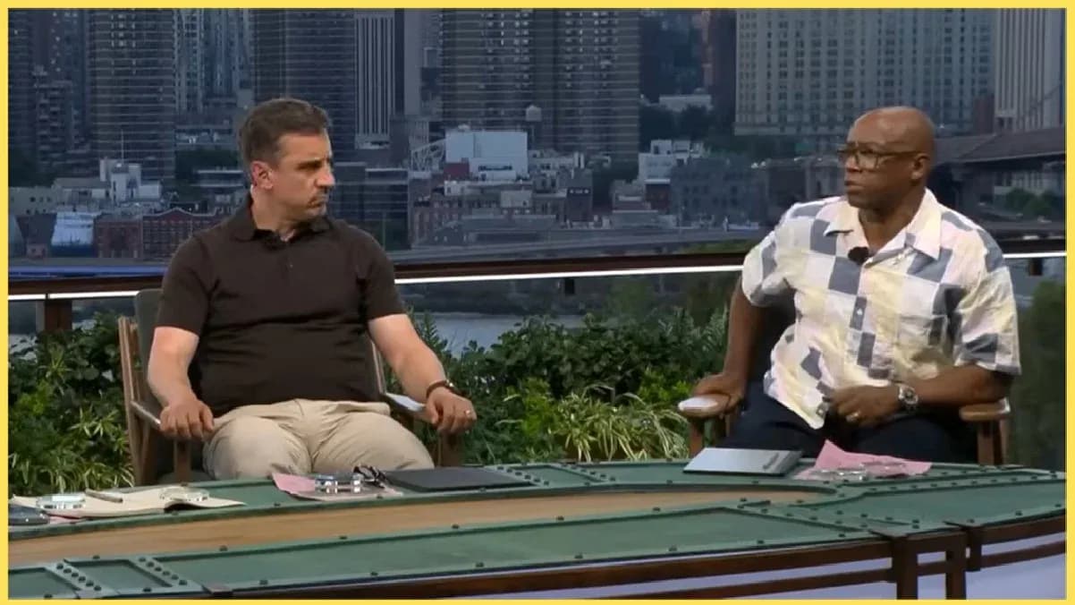 Dos analistas discutiendo en un set de televisión Dos analistas discutiendo en un set de televisión