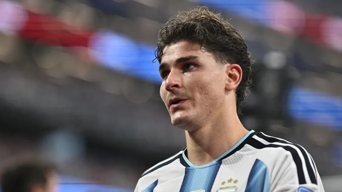 Jugador argentino en uniforme durante un partido Jugador argentino en uniforme durante un partido