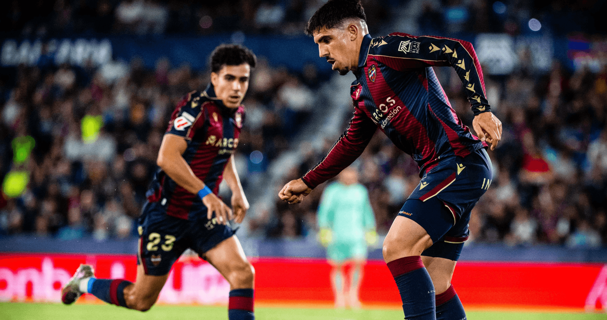 Jugadores de Levante en acción durante el partido Jugadores de Levante en acción durante el partido