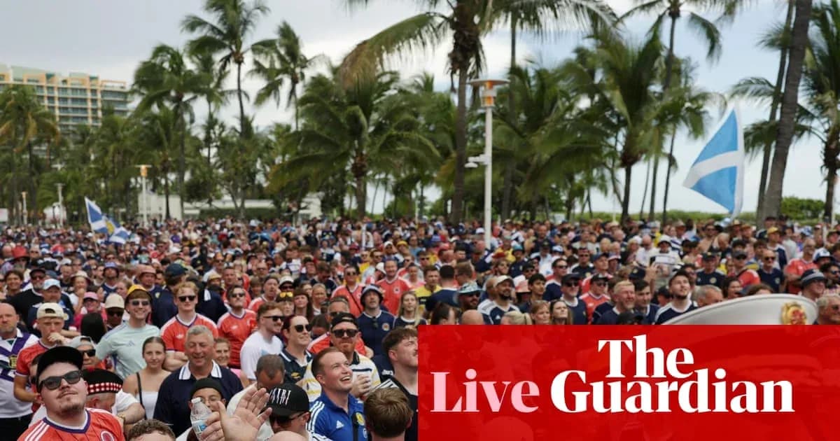 Multitud de aficionados reunidos en un evento deportivo Multitud de aficionados reunidos en un evento deportivo