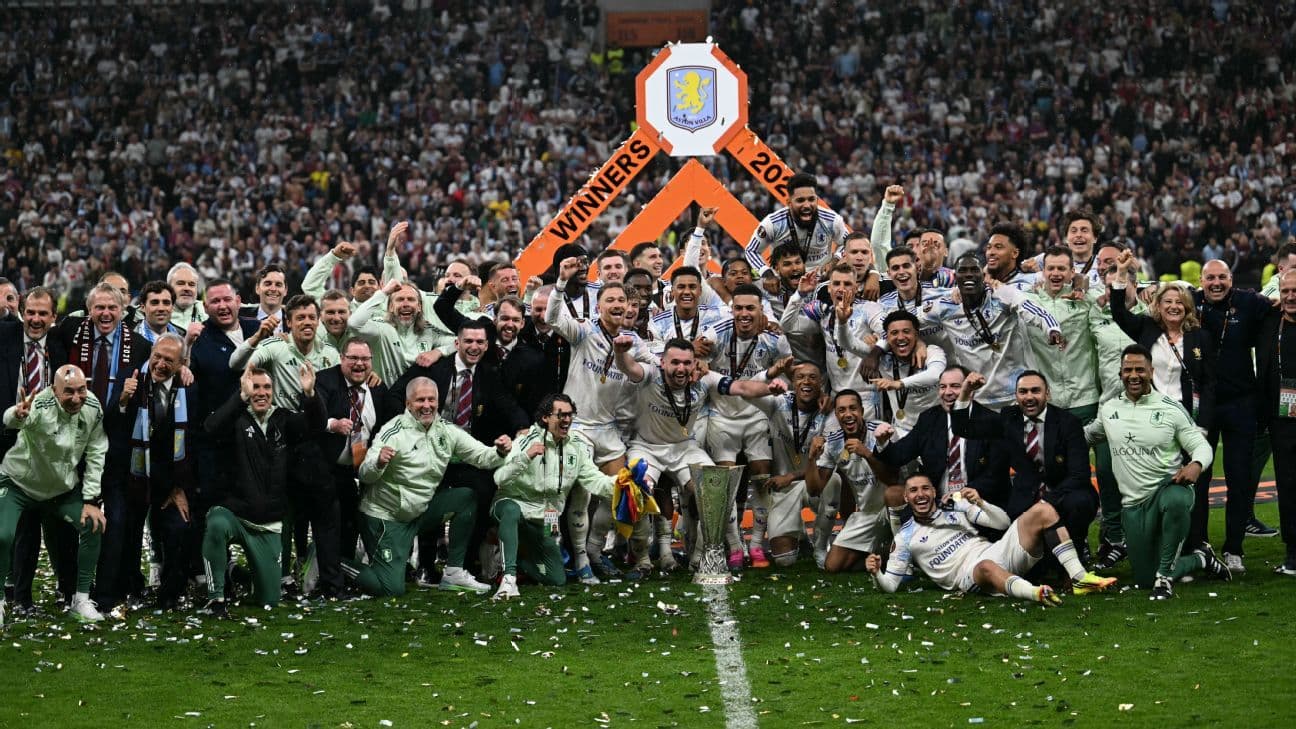 Equipo de Aston Villa celebrando su victoria en el torneo Equipo de Aston Villa celebrando su victoria en el torneo
