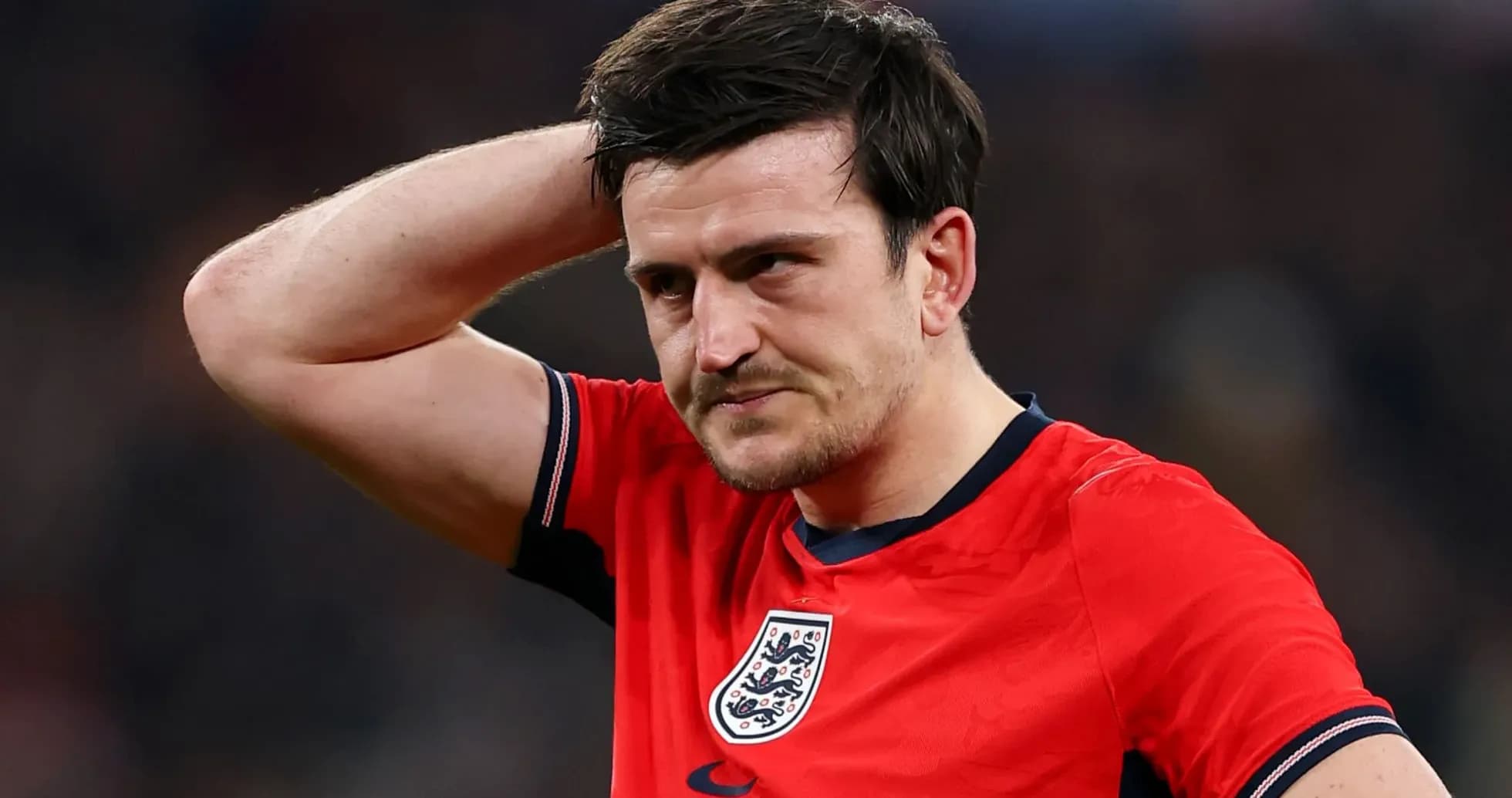 Jugador de Inglaterra en camiseta roja, preocupado Jugador de Inglaterra en camiseta roja, preocupado