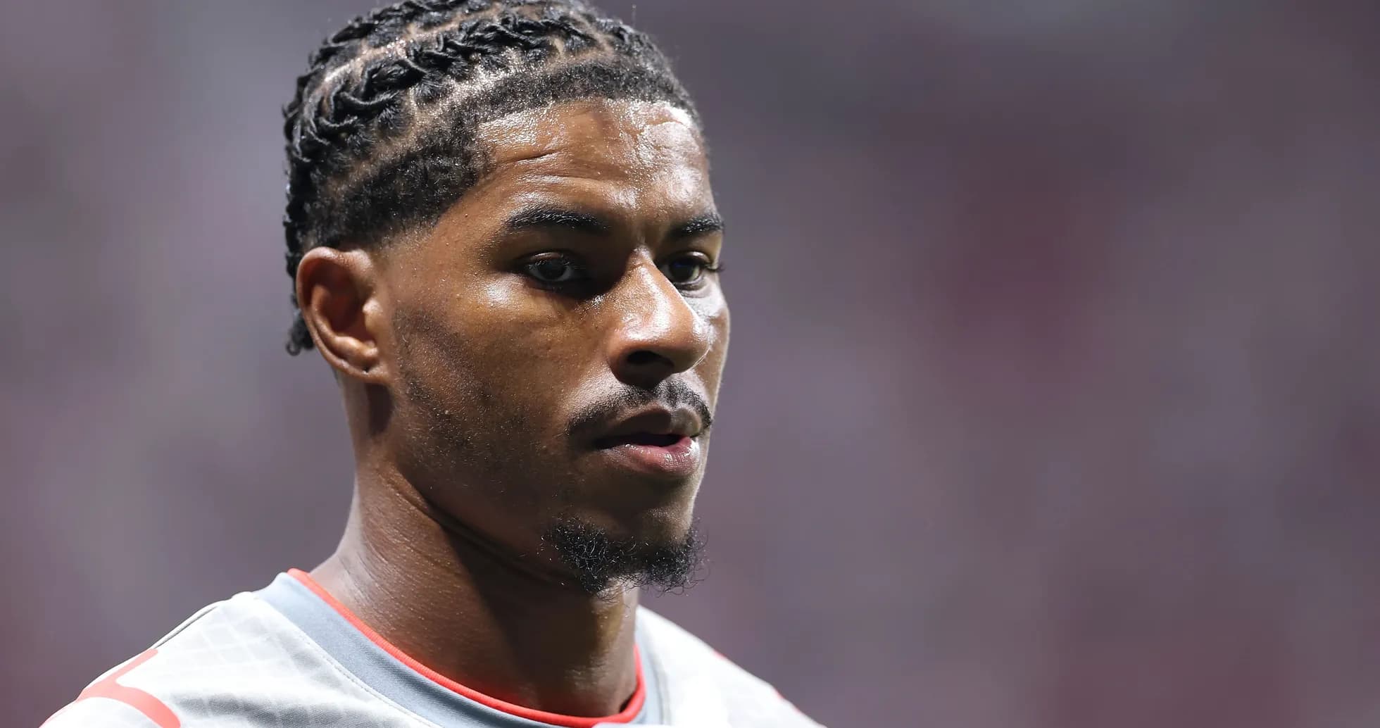 Jugador con trenzas durante calentamiento previo al partido Jugador con trenzas durante calentamiento previo al partido
