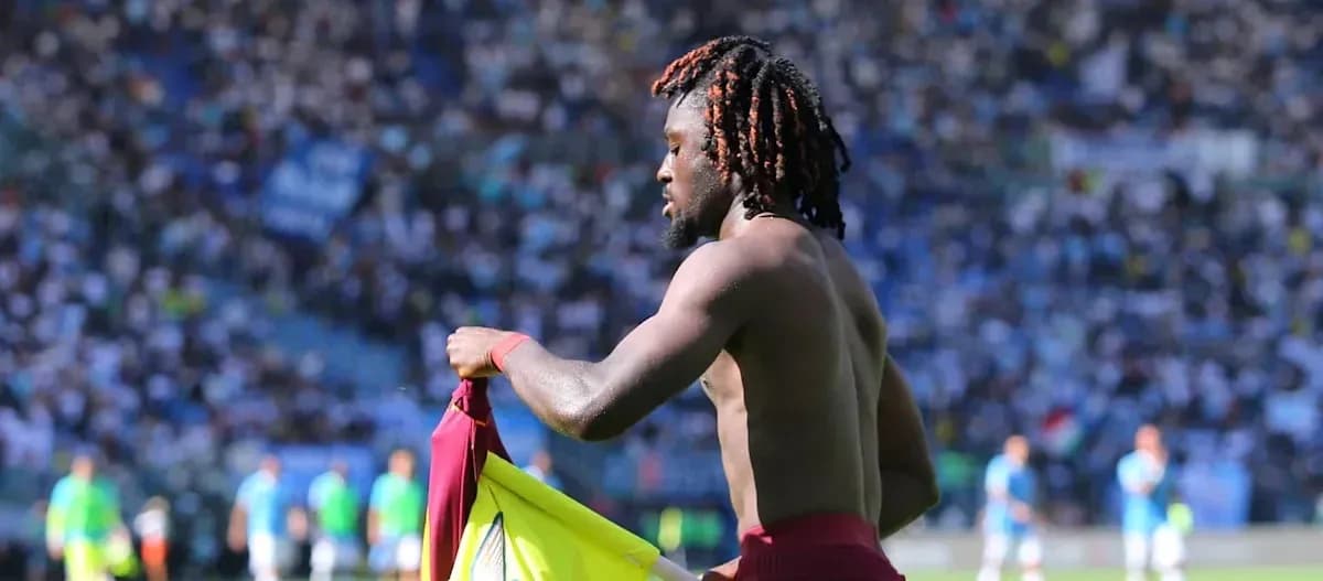 Jugador quitándose la camiseta en el campo de juego Jugador quitándose la camiseta en el campo de juego