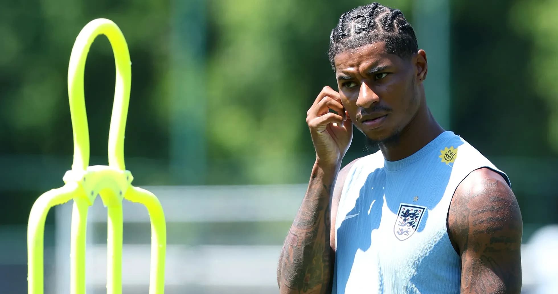 Jugador de Inglaterra en entrenamiento con conos Jugador de Inglaterra en entrenamiento con conos