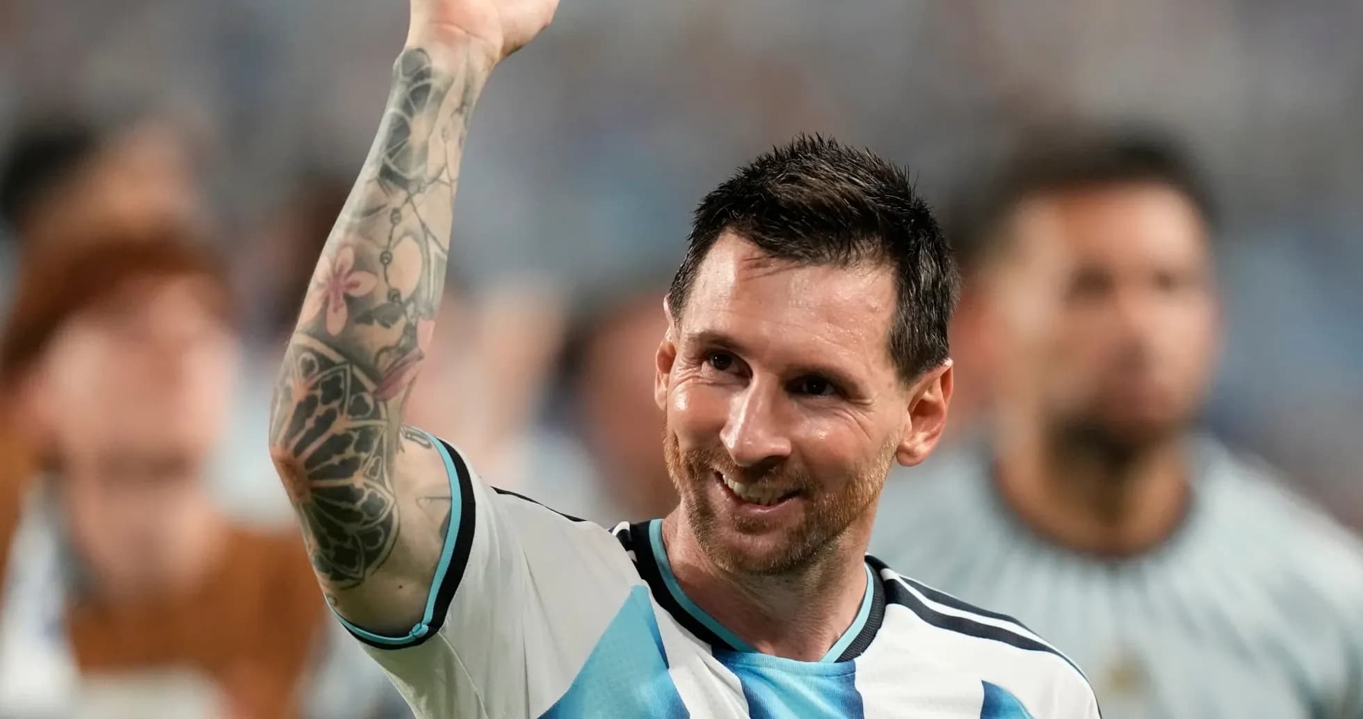 Lionel Messi levantando el brazo durante celebración Lionel Messi levantando el brazo durante celebración