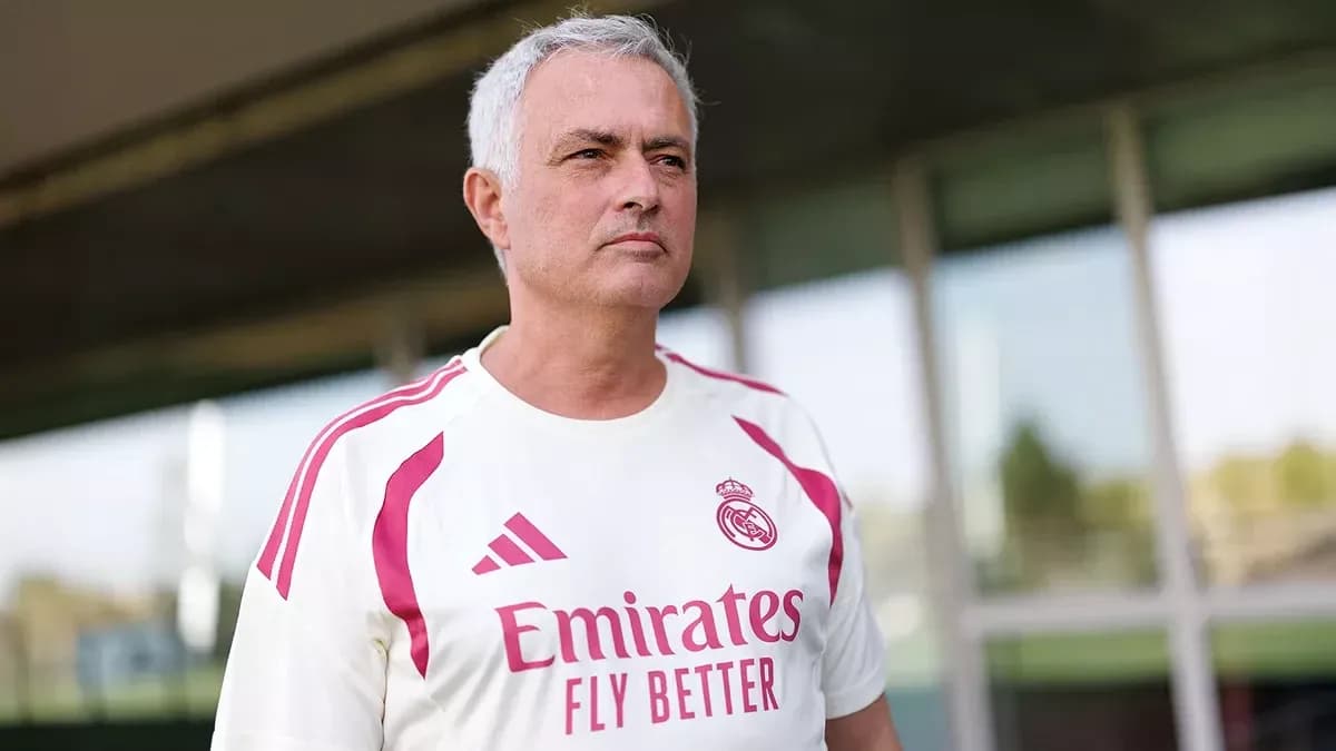 Entrenador de fútbol con camiseta del Real Madrid Entrenador de fútbol con camiseta del Real Madrid