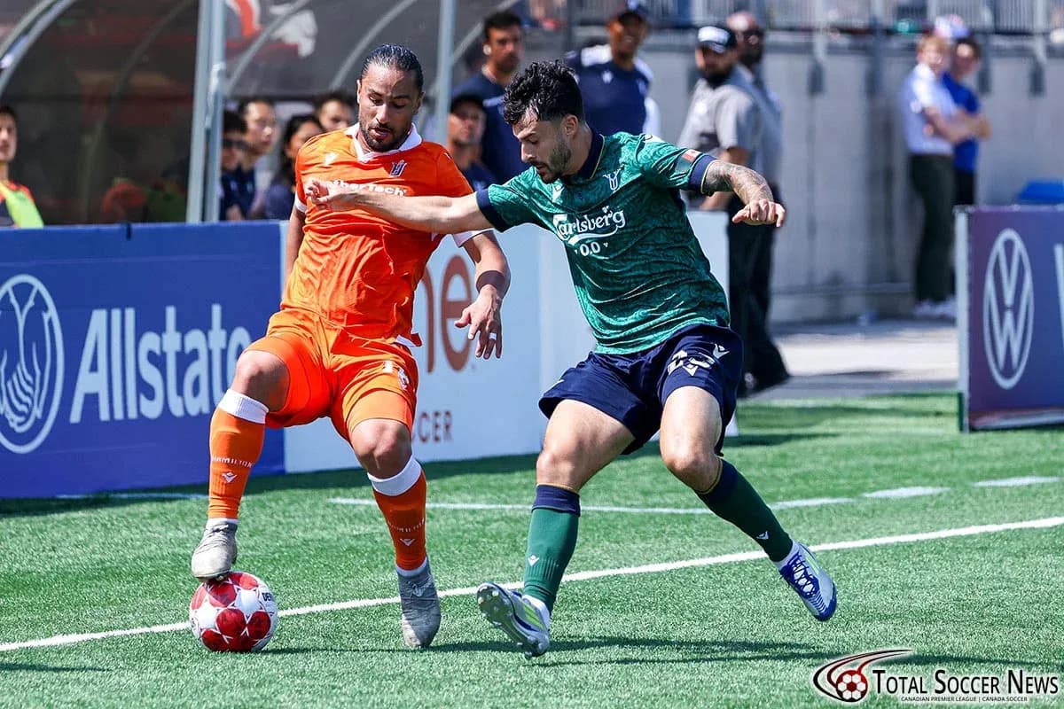Jugador de York United contra jugador de Forge Jugador de York United contra jugador de Forge